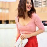 Shraddha Das Instagram – Oh! Oh my eyes!! My eyes!!
Yes, just like you my eyes are also stuck on this bag that screams summers.
Absolutely in love with this statement piece that is now my favourite everyday bag 🤩 @accessorizeindiaofficial 🌸🛍️. 
Your everyday bag is now available in super cute colours and good storage, I know we can’t resist, so buys yours now🤩

Swipe up : https://accessorizelondon.in/

📸 @snehzala 
Styling : @thewandermannequin 
@artbyavnee 
HMU : @jyotiiadvani.artistry 

#accessorizeindia #fashionaccessories 
#jewellery 
#handbags Mumbai, Maharashtra