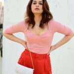 Shraddha Das Instagram – Oh! Oh my eyes!! My eyes!!
Yes, just like you my eyes are also stuck on this bag that screams summers.
Absolutely in love with this statement piece that is now my favourite everyday bag 🤩 @accessorizeindiaofficial 🌸🛍️. 
Your everyday bag is now available in super cute colours and good storage, I know we can’t resist, so buys yours now🤩

Swipe up : https://accessorizelondon.in/

📸 @snehzala 
Styling : @thewandermannequin 
@artbyavnee 
HMU : @jyotiiadvani.artistry 

#accessorizeindia #fashionaccessories 
#jewellery 
#handbags Mumbai, Maharashtra