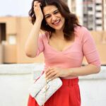 Shraddha Das Instagram – Oh! Oh my eyes!! My eyes!!
Yes, just like you my eyes are also stuck on this bag that screams summers.
Absolutely in love with this statement piece that is now my favourite everyday bag 🤩 @accessorizeindiaofficial 🌸🛍️. 
Your everyday bag is now available in super cute colours and good storage, I know we can’t resist, so buys yours now🤩

Swipe up : https://accessorizelondon.in/

📸 @snehzala 
Styling : @thewandermannequin 
@artbyavnee 
HMU : @jyotiiadvani.artistry 

#accessorizeindia #fashionaccessories 
#jewellery 
#handbags Mumbai, Maharashtra