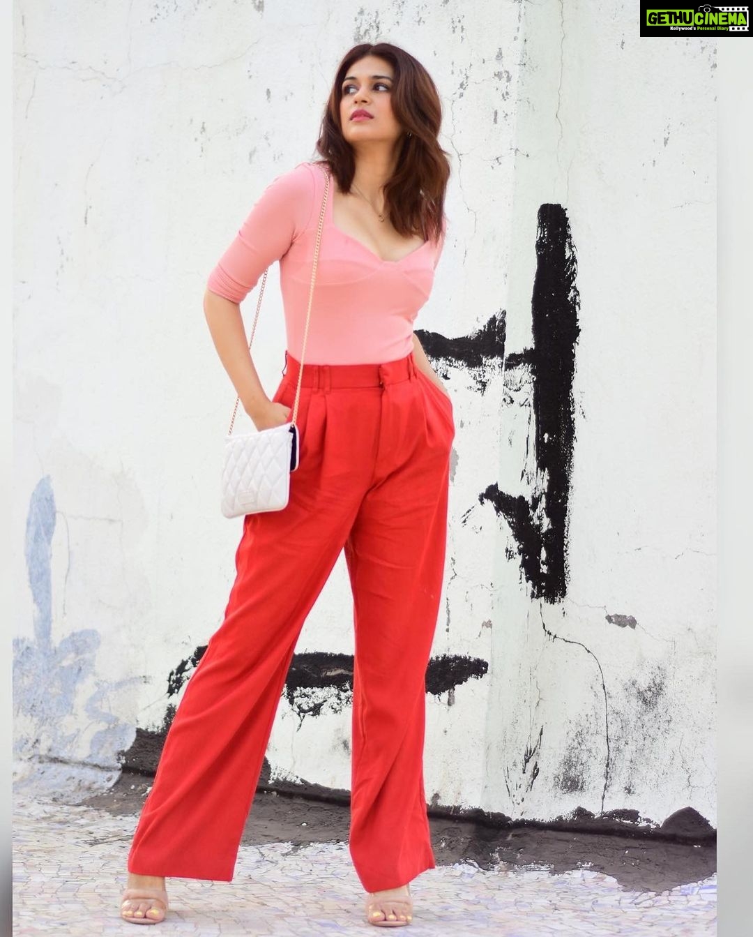 Shraddha Das Instagram - Oh! Oh my eyes!! My eyes!! Yes, just like you my eyes are also stuck on this bag that screams summers. Absolutely in love with this statement piece that is now my favourite everyday bag 🤩 @accessorizeindiaofficial 🌸🛍️. Your everyday bag is now available in super cute colours and good storage, I know we can't resist, so buys yours now🤩 Swipe up : https://accessorizelondon.in/ 📸 @snehzala Styling : @thewandermannequin @artbyavnee HMU : @jyotiiadvani.artistry #accessorizeindia #fashionaccessories #jewellery #handbags Mumbai, Maharashtra