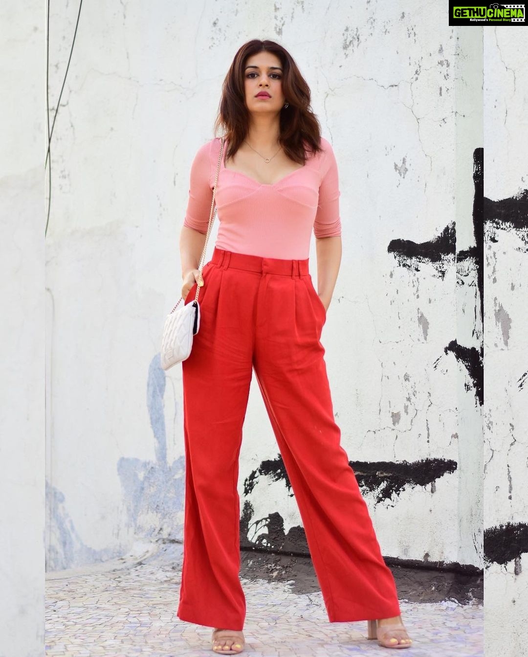 Shraddha Das Instagram - Oh! Oh my eyes!! My eyes!! Yes, just like you my eyes are also stuck on this bag that screams summers. Absolutely in love with this statement piece that is now my favourite everyday bag 🤩 @accessorizeindiaofficial 🌸🛍️. Your everyday bag is now available in super cute colours and good storage, I know we can't resist, so buys yours now🤩 Swipe up : https://accessorizelondon.in/ 📸 @snehzala Styling : @thewandermannequin @artbyavnee HMU : @jyotiiadvani.artistry #accessorizeindia #fashionaccessories #jewellery #handbags Mumbai, Maharashtra