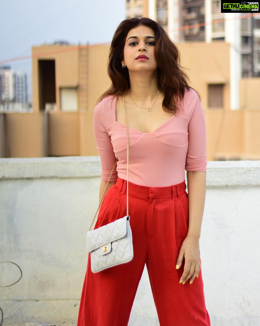 Shraddha Das Instagram - Oh! Oh my eyes!! My eyes!! Yes, just like you my eyes are also stuck on this bag that screams summers. Absolutely in love with this statement piece that is now my favourite everyday bag 🤩 @accessorizeindiaofficial 🌸🛍️. Your everyday bag is now available in super cute colours and good storage, I know we can't resist, so buys yours now🤩 Swipe up : https://accessorizelondon.in/ 📸 @snehzala Styling : @thewandermannequin @artbyavnee HMU : @jyotiiadvani.artistry #accessorizeindia #fashionaccessories #jewellery #handbags Mumbai, Maharashtra