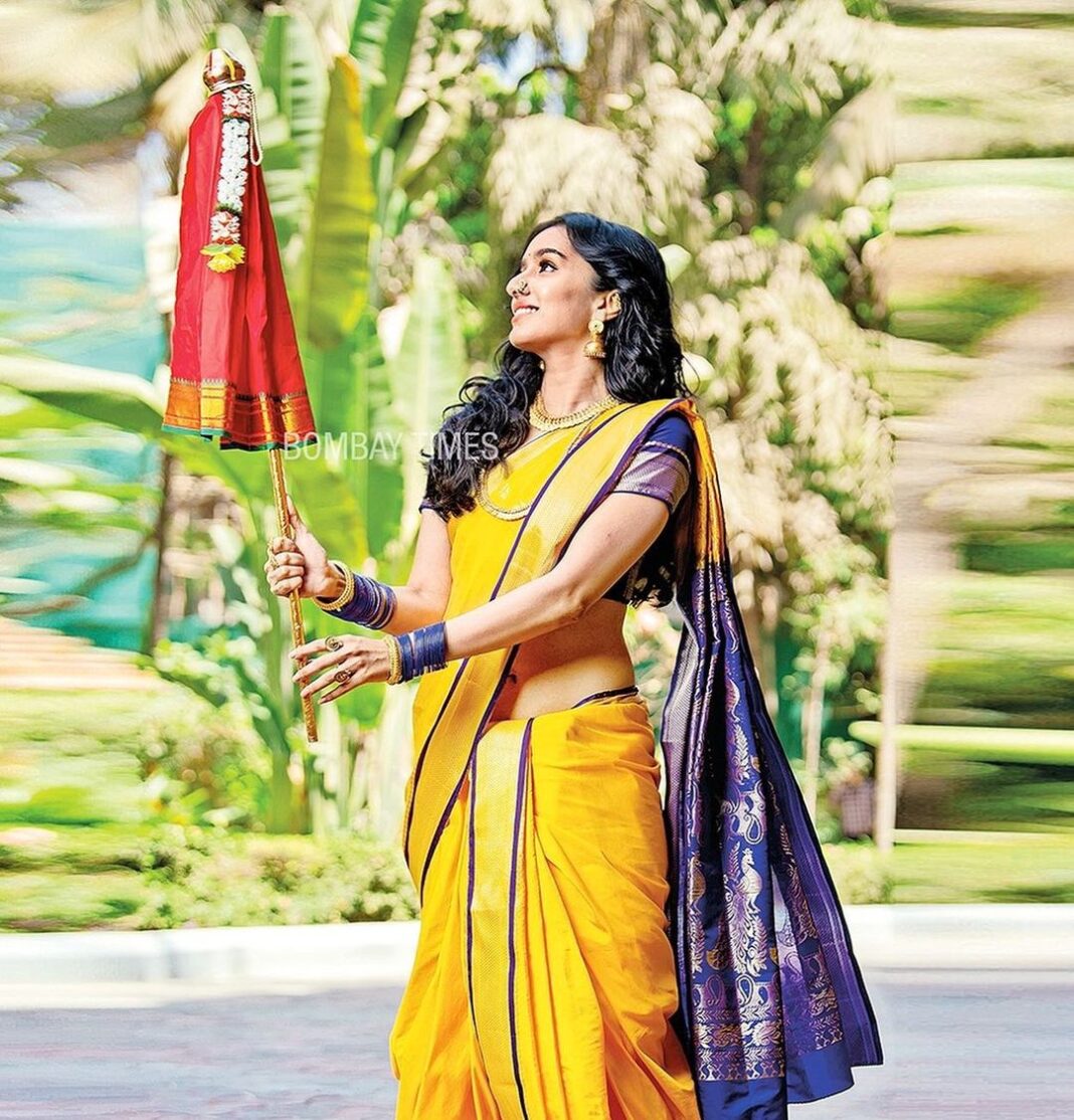 Shraddha Kapoor Instagram - नव्या संकल्पांनी करूया नववर्षाचा शुभारंभ, गुढीपाडव्याच्या हार्दिक शुभेच्छा! ✨🍂 Happy Gudi Padwa!💜 #MaharashtraTimes #MumbaiTimes #BombayTimes Photos by @kalpeshrajmt & @prathameshb84 Make up @shraddha.naik Hair @nikitamenon1 Styling @namratadeepak3 #MagicGirls 🪄