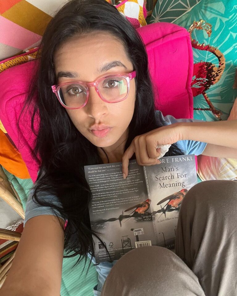Shraddha Kapoor Instagram - A good book and my cozy nook 📖🏡 Apni favourite kitaab batao? 💜
