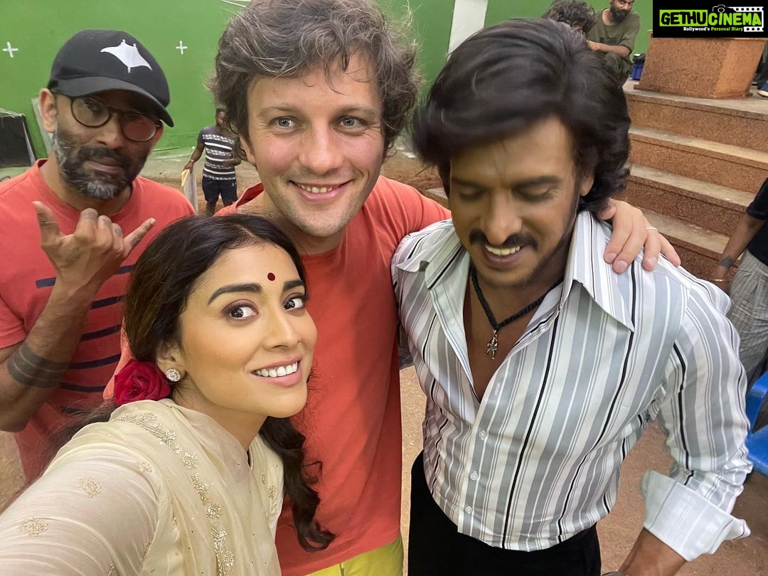 Shriya Saran Instagram - When @andreikoscheev came to say hello !!!! @nimmaupendra thank you for being amazing @anupjkat we love you …..