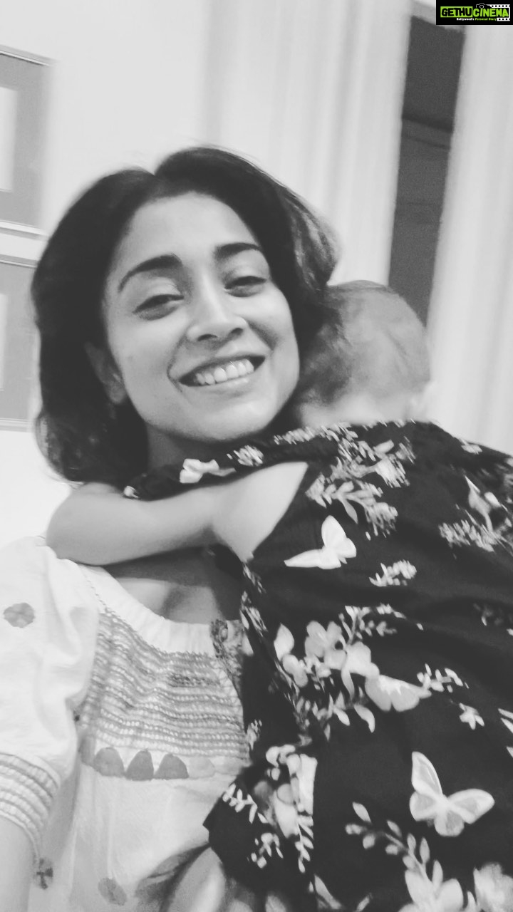 Shriya Saran Instagram - grateful! Radha ❤️ Thank you @theultimate6stringer for singing and playing guitar for Radha
