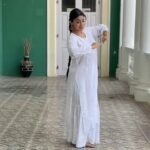 Shriya Saran Instagram - Me rehearsing kathak in between shots, cause today is international dance day . Thank you @nutanpatwardhan tai for teaching me kathak in mumbai . Thank you @neerjasaran for talking to dance class and introducing me to the world of Kathak. Dance is love ❤️ It’s my meditation , This one is for krishna .