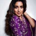 Shriya Saran Instagram - Styled by amazing @jukalker Beautiful Saree by @kavithaguttaofficial Earrings , stunning @shoppaksha 📸 thank you , you can play with camera and light @venurasuri Make up @makeupbymahendra7 Hair @priyanka__hairstylist