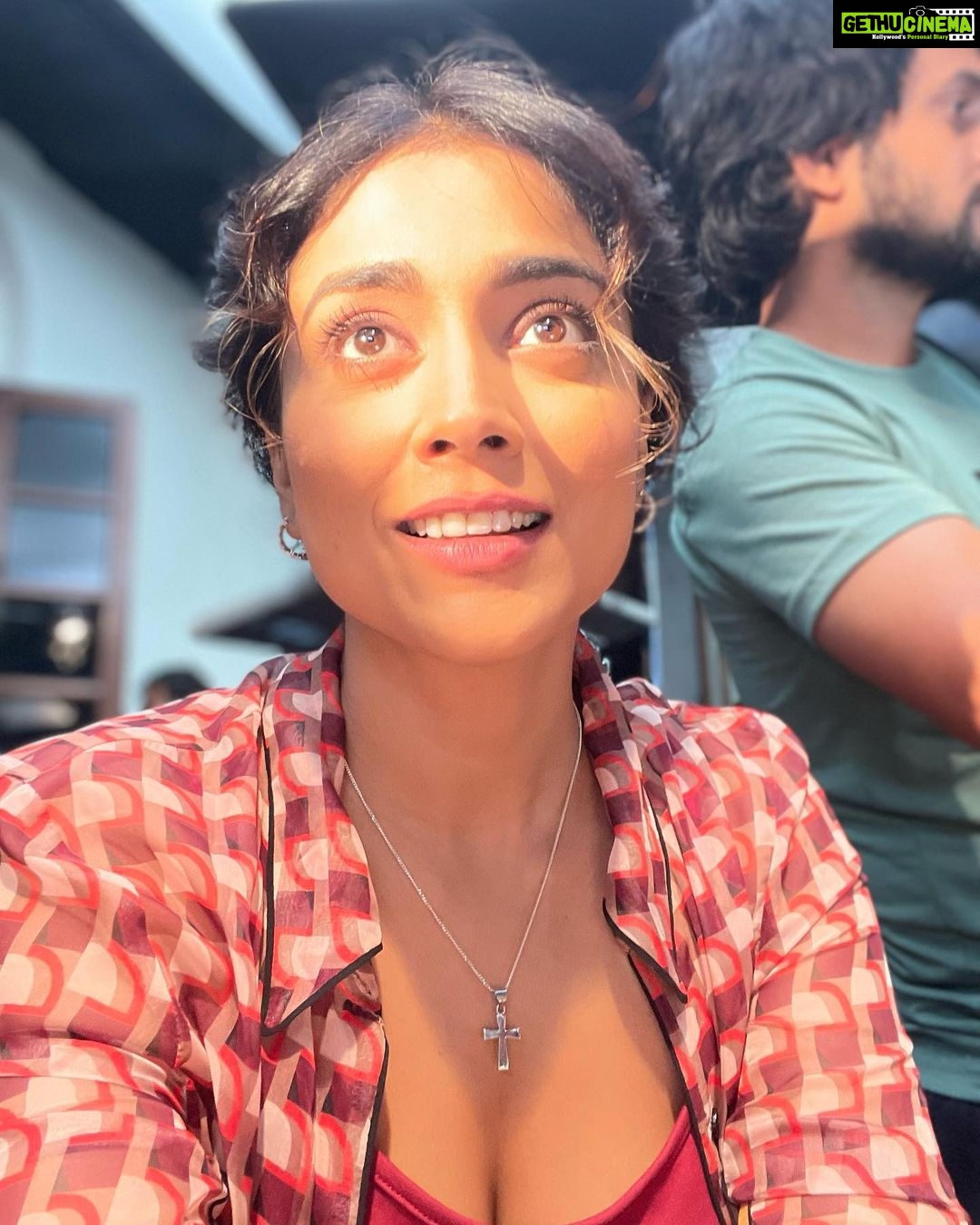 Shriya Saran Instagram - Hello Mary !!!! Goan at heart and music in my souls . That’s her ! That’s me now