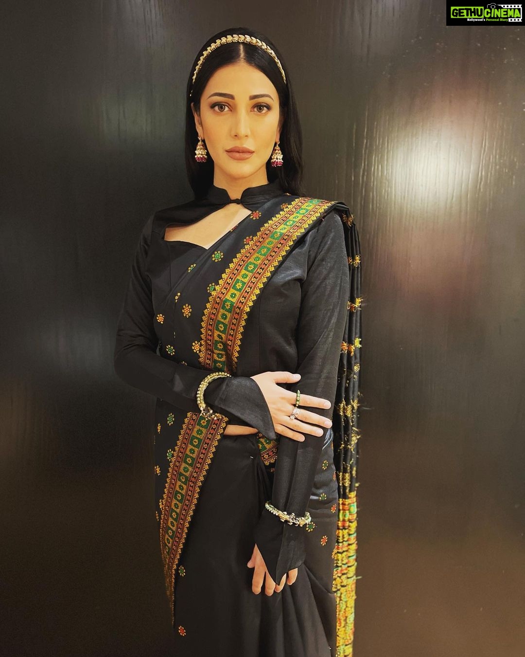Shruti Haasan Instagram - An evening in Guwahati 🖤 styled by @profanayty 💄 @prakatwork 💁🏻♀️ @cristianocpereira