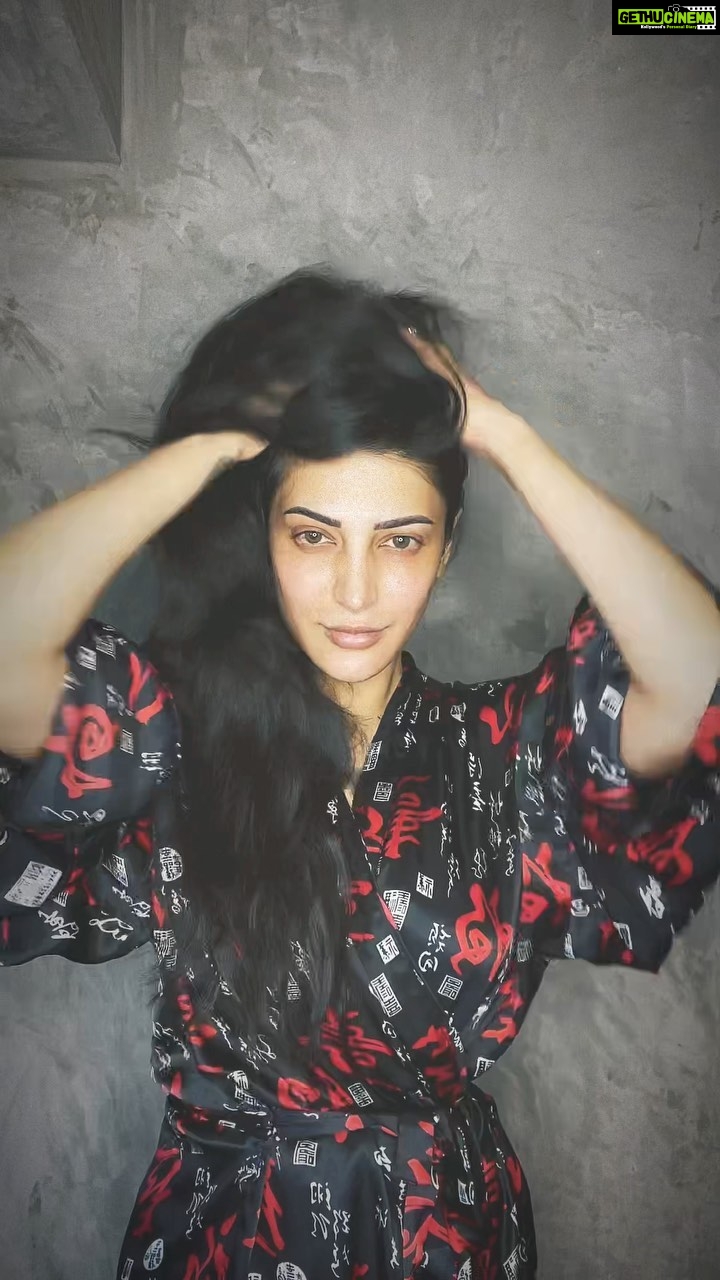 Shruti Haasan Instagram - Am I the only one who has this intro playing in my head ALL THE TIME. Glam but 🤘🏽🖤