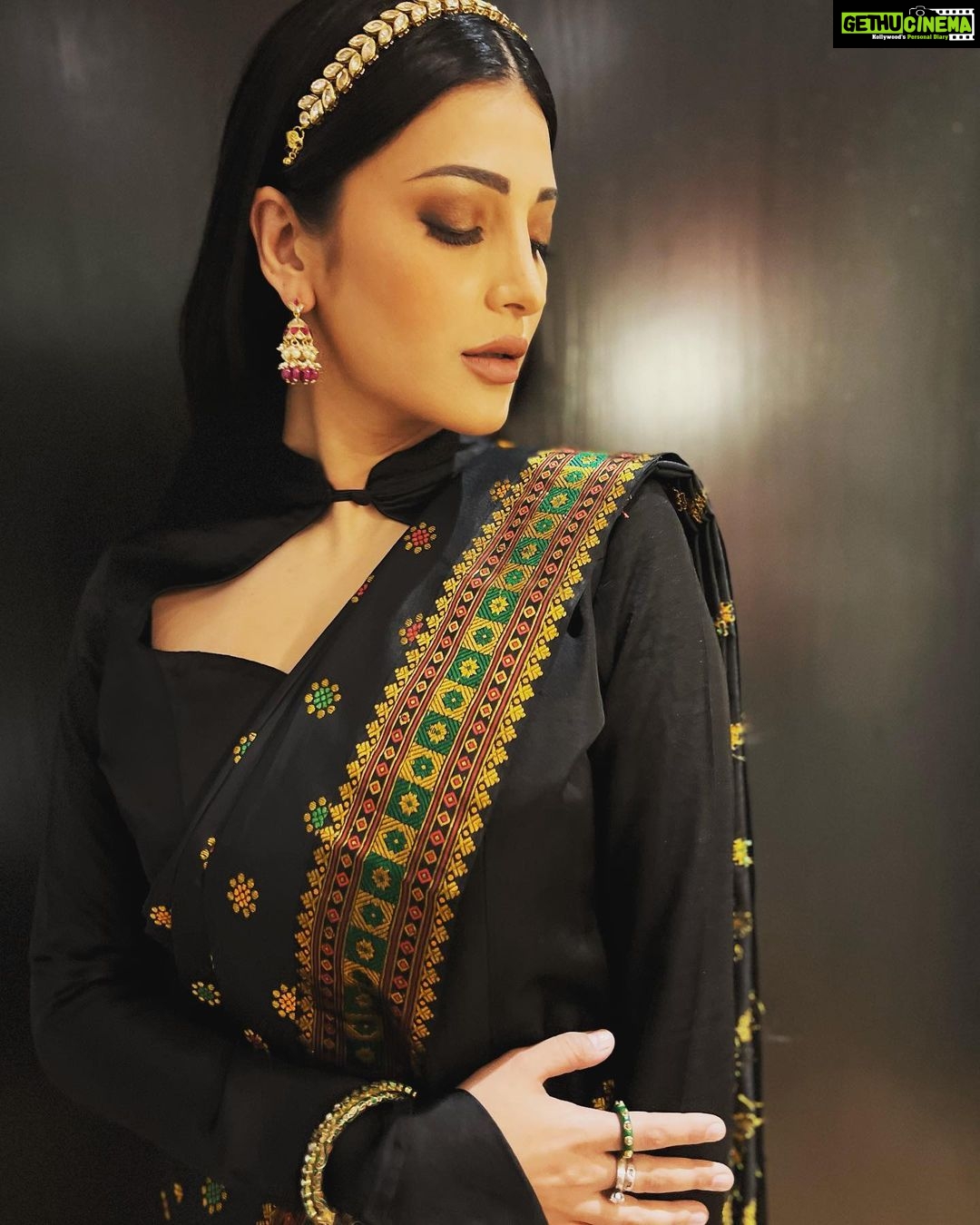 Shruti Haasan Instagram - An evening in Guwahati 🖤 styled by @profanayty 💄 @prakatwork 💁🏻♀️ @cristianocpereira