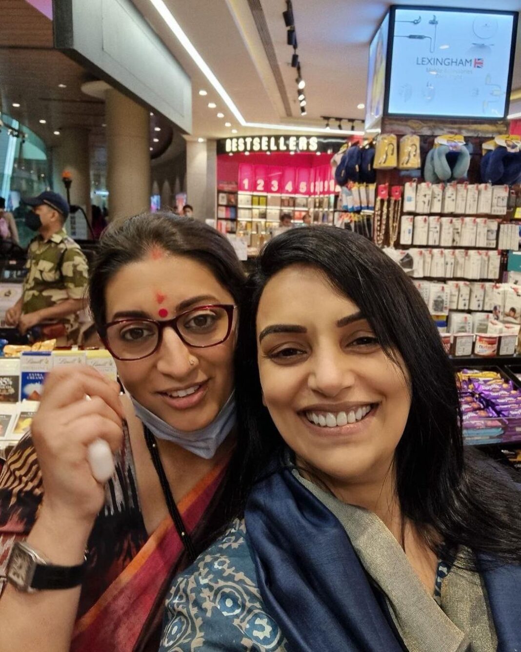 Shweta Menon Instagram - Met @smritiiraniofficial after ages…..almost 20 years since our modelling days together, she's still the same - Charming & A Down to Earth personality ❤️ One of the most promising leaders of our times, wish you the best as always ✌🏼 #smritiirani #smritiiraniofficial #shwethamenon Mumbai, Maharashtra
