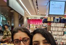 Shweta Menon Instagram - Met @smritiiraniofficial after ages…..almost 20 years since our modelling days together, she's still the same - Charming & A Down to Earth personality ❤️ One of the most promising leaders of our times, wish you the best as always ✌🏼 #smritiirani #smritiiraniofficial #shwethamenon Mumbai, Maharashtra