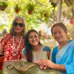 Shweta Tiwari Instagram – Ahem…Ahem..Wear you Glasses plss😎Their Glow will blind you !☀️🌟

#livinglegends  #zeenatamanji #zarinawahabji