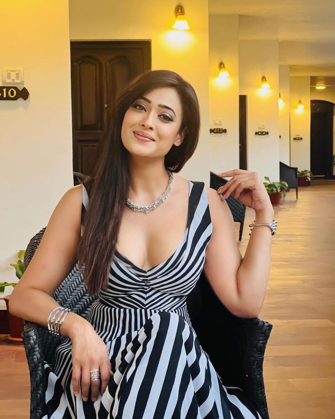 Shweta Tiwari Instagram - Outfit @dvfashionstudio Styled by @stylingbyvictor @sohail__mughal___