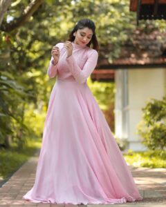 Sija Rose Instagram - Getting the pink blush right 🦩
.
.
Attire : @thaiyalpura 
Jewellery: @pureallure.in 
Makeup: @makeup_by_mariyaaa 
Photographed: @nithin_c_nandakumar  and @pranavraaaj