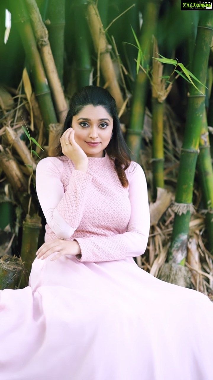 Sija Rose Instagram - Nila kaigirathu ~ 2 🌖🌗🌘🌕🌒🌓🌔 . . Video credit : @nithin_c_nandakumar Attire : @thaiyalpura Jewellery: @pureallure.in Mua : @makeup_by_mariyaaa