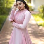 Sija Rose Instagram - Getting the pink blush right 🦩 . . Attire : @thaiyalpura Jewellery: @pureallure.in Makeup: @makeup_by_mariyaaa Photographed: @nithin_c_nandakumar and @pranavraaaj