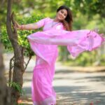Sneha Instagram - Just the color PINK makes me smile💗💗💗💗💗💗 #pinklove #saree #summercolor #love #happyweekend