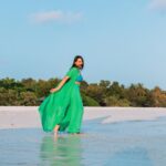 Sonakshi Sinha Instagram – Where theres blue… theres green 🌎 

Fun impromptu shoot with @yashlightroom at the lovely @vakkarumaldives… an amazing experience put together by @travelnlivingin 💚 

#vakkarumaldives #experiencesbytravelnliving Vakkaru Maldives