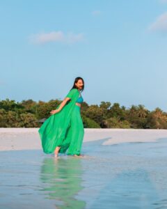Sonakshi Sinha Instagram - Where theres blue… theres green 🌎 

Fun impromptu shoot with @yashlightroom at the lovely @vakkarumaldives… an amazing experience put together by @travelnlivingin 💚 

#vakkarumaldives #experiencesbytravelnliving