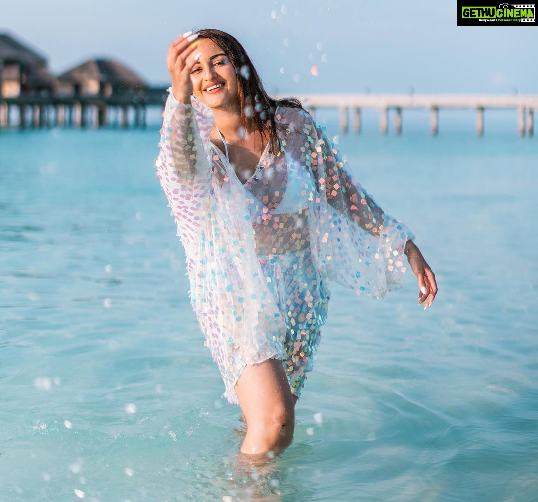 Sonakshi Sinha Instagram - Mermaid spotting 🧜🏼♀️ My love affair with Maldives just getting stronger with each trip and even more this time because of the most amazing stay at @vakkarumaldives curated by @travelnlivingin ❤️ Thanks @yashlightroom for these stunning pictures! Vakkaru Maldives