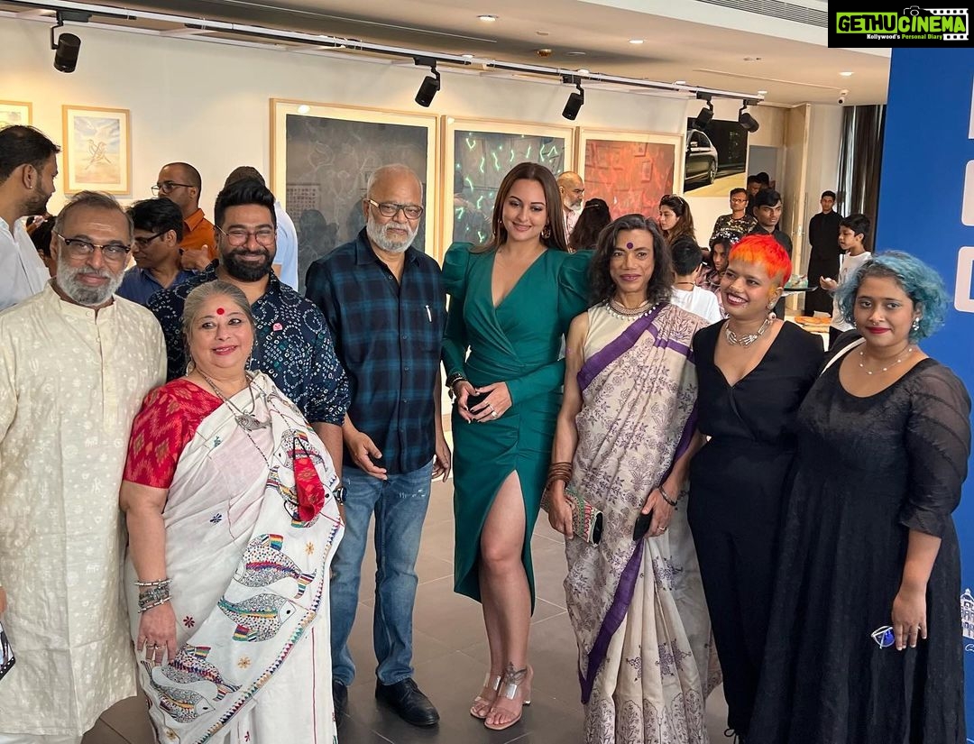 Sonakshi Sinha Instagram - Our first offline exhibition for @houseofcreativityofficial was a super success!! So proud to be showcasing along with these amazingly talented artists who are a part of our platform! Big Thanks to everyone who showed up in support ❤️