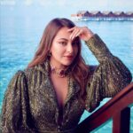 Sonakshi Sinha Instagram – At home in Maldives 💙
For @lifestyleasiaindia 
Editor-in-Chief: Rahul Gangwani (@rahulgangs_)
Photographer: Ajay Kadam (@kadamajay)
Video production: Vishwaraj Lokhande (@vishu_lokhande18), Viraj Joshi (@virajjoshiii)
Stylist & Creative Director: Mohit Rai (@mohitrai)
Hair: Madhuri Nakhale (@themadhurinakhale)
Make-up: Savleen Manchanda (@savleenmanchanda)
Location: Grand Park Kodhipparu, Maldives (@grandparkkodhipparu)
Airline Partner: Go First Airways (@gofirstairways)
Artist Media Consultant Agency: Universal Communications (@universal_communications)
PR and Marketing agency: Iris Reps India Pvt Ltd (@irisreps)

 wearing outfits from Kalki Fashion (@kalkifashion) and jewellery from RK Jewellers (@rkjewellers_southex2)

#TravelWithLSA