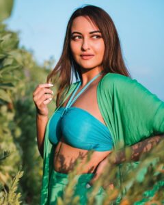 Sonakshi Sinha Instagram - Where theres blue… theres green 🌎 

Fun impromptu shoot with @yashlightroom at the lovely @vakkarumaldives… an amazing experience put together by @travelnlivingin 💚 

#vakkarumaldives #experiencesbytravelnliving