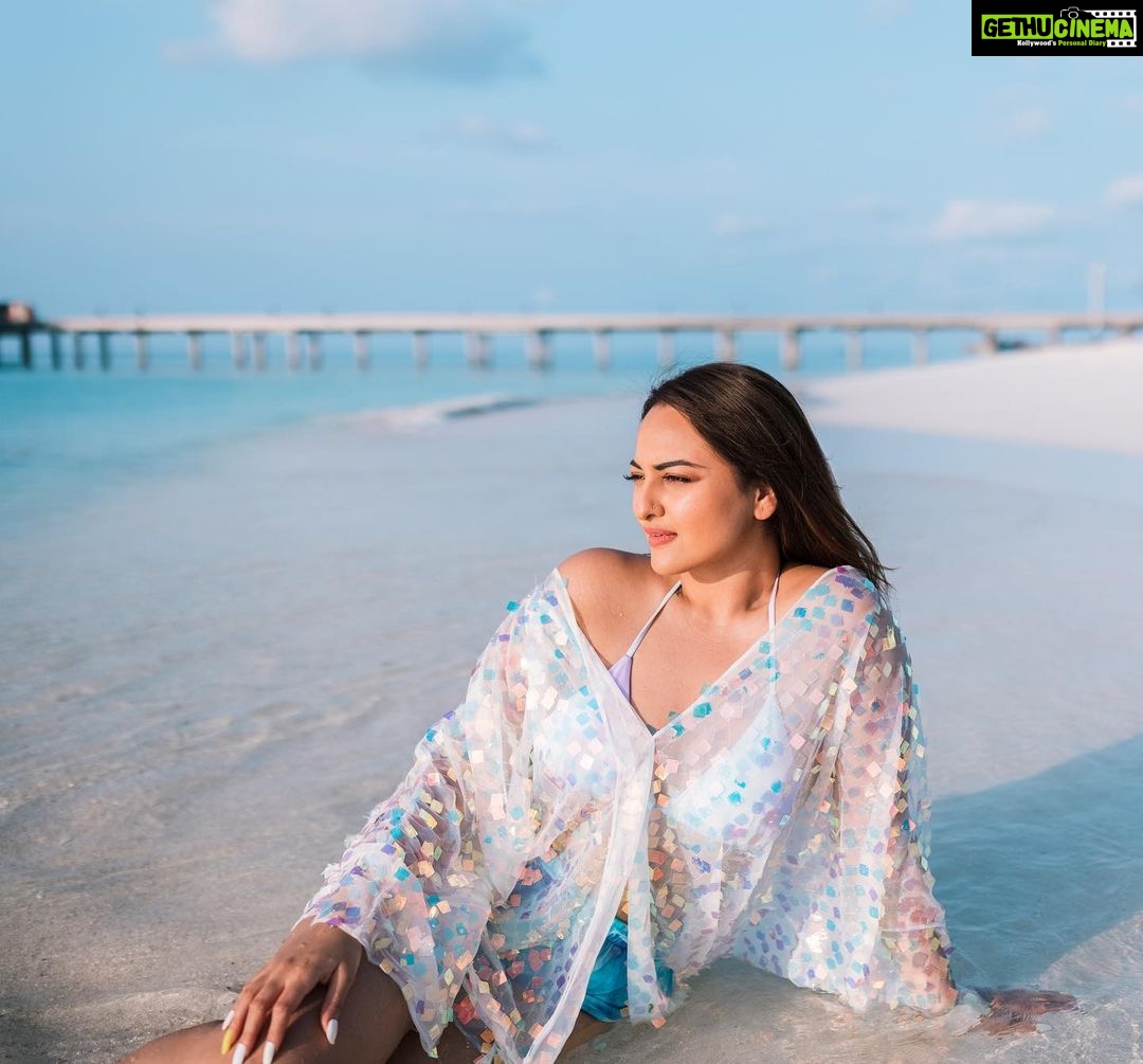 Sonakshi Sinha Instagram - Mermaid spotting 🧜🏼♀️ My love affair with Maldives just getting stronger with each trip and even more this time because of the most amazing stay at @vakkarumaldives curated by @travelnlivingin ❤️ Thanks @yashlightroom for these stunning pictures! Vakkaru Maldives