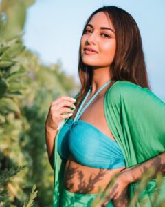 Sonakshi Sinha Instagram - Where theres blue… theres green 🌎 

Fun impromptu shoot with @yashlightroom at the lovely @vakkarumaldives… an amazing experience put together by @travelnlivingin 💚 

#vakkarumaldives #experiencesbytravelnliving