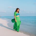 Sonakshi Sinha Instagram – Where theres blue… theres green 🌎 

Fun impromptu shoot with @yashlightroom at the lovely @vakkarumaldives… an amazing experience put together by @travelnlivingin 💚 

#vakkarumaldives #experiencesbytravelnliving Vakkaru Maldives