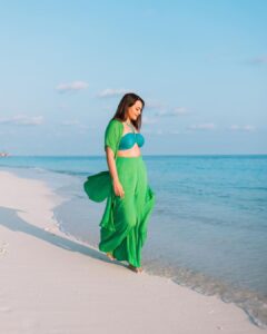 Sonakshi Sinha Instagram - Where theres blue… theres green 🌎 

Fun impromptu shoot with @yashlightroom at the lovely @vakkarumaldives… an amazing experience put together by @travelnlivingin 💚 

#vakkarumaldives #experiencesbytravelnliving