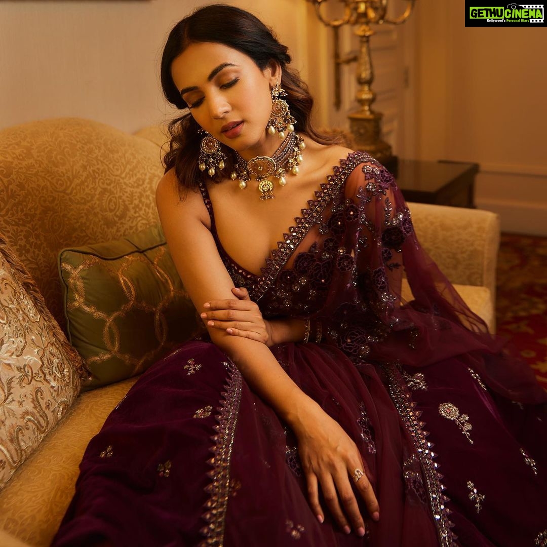 Sonal Chauhan Instagram - अपने चेहरे से जो ज़ाहिर है छुपाएँ कैसे…. तेरी मर्ज़ी के मुताबिक़ नज़र आएँ कैसे…. कोई अपनी ही नज़र से तो हमें देखेगा…. एक क़तरे को समुंदर नज़र आएँ कैसे…. 🥀🥀🥀 . . . . . . . . . . . . . . . . . . . . . . . . . . . . . 📸 @farazdaksaifuddin Lehenga @sawangandhiofficial Jewellery @ishhaara @vblitzcommunications Bangles @shriparamanijewels HMU @sandysvanitydrama Styled by @d_devraj #love #sonalchauhan #wearingsawangandhi #sgwoman #indianfashion #lehenga #beauty #shanoor #fashion #saturday #weekend #sonalchauhancloset The Leela Palace New Delhi