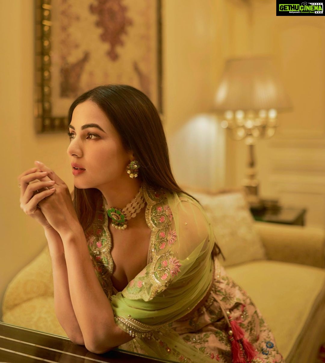 Sonal Chauhan Instagram - वाबस्ता …. . . . . . . . . . . . . . . . . . . . . . . . . . . . . . 📸 @farazdaksaifuddin Lehenga @chameeandpalak Jewellery @ishhaara @vblitzcommunications HMU @sandysvanitydrama Styled by @d_devraj #love #sonalchauhan #chameeandpalak #indianfashion #lehenga #jewellery #magic #indian #tuesday #rajput #grace