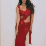 Sonal Chauhan Instagram - All that glitters….. 🌶✨🌶✨🌶 . . . . . . . . . . . . . . . . . . . . . . . . . . . . . . . . 📹 @rashmitathapa Styling @rashmitathapa Saree @almarabypoojakankariya Draped by @priyankaarik Make up @vijaysharmahairandmakeup #love #sonalchauhan #reels #reelitfeelit #reelsinstagram #reelkarofeelkaro #gold #drop #fun #workmode #trending #trendingreels #red #queen #saree #sequins #glitter #sunday