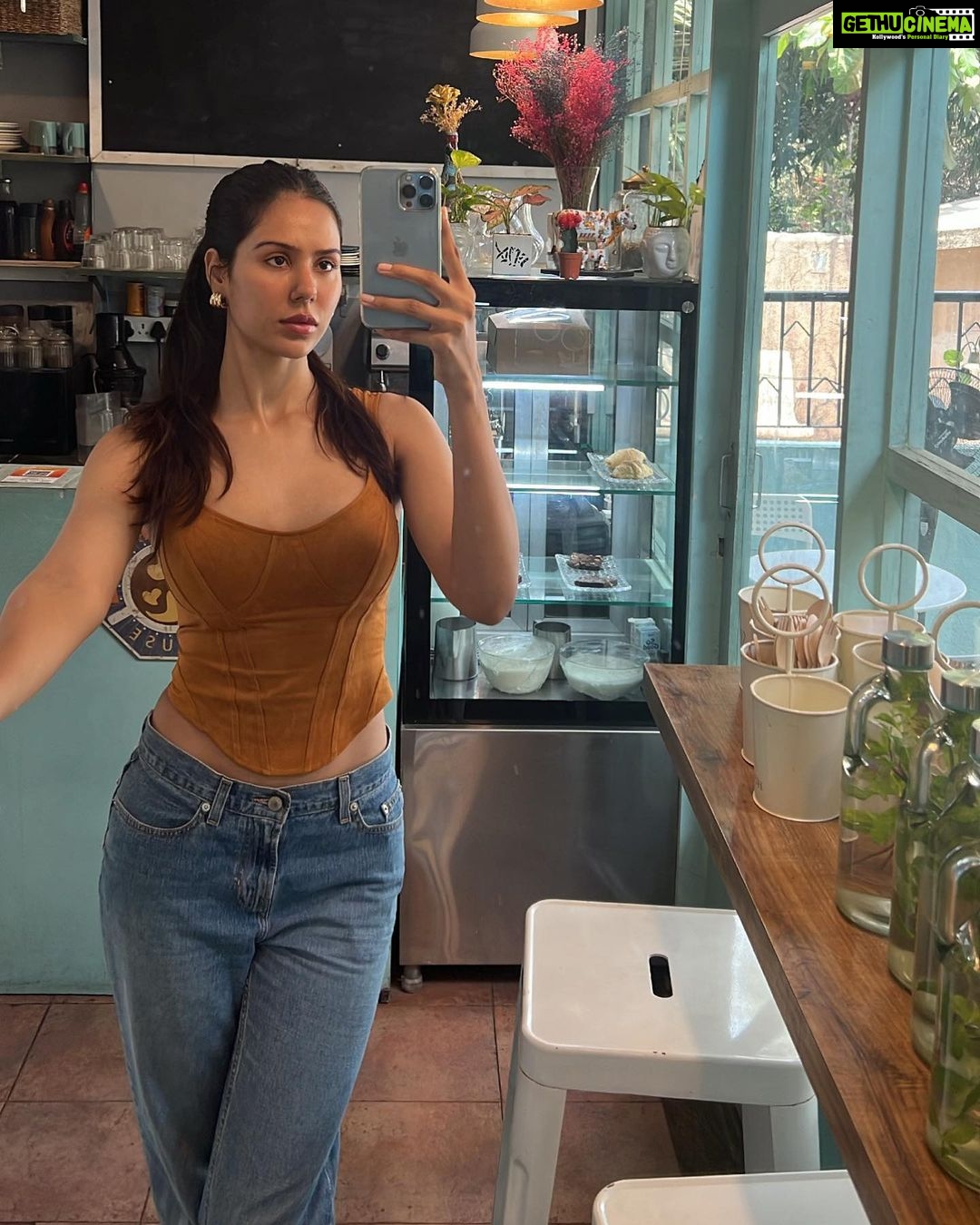 Sonam Bajwa Instagram - 𝓢𝓮𝓵𝓯𝓲𝓮𝓼 𝓪𝓻𝓮 𝓫𝓪𝓬𝓴 🤍