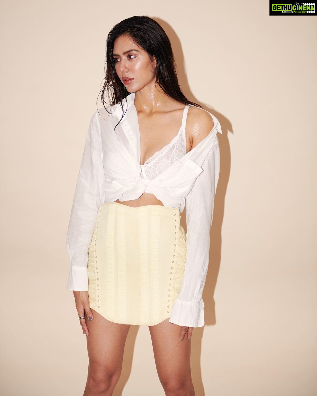Sonam Bajwa Instagram - '𝓡𝓮𝓪𝓵𝓵𝔂 𝓪𝓷𝓭 𝓽𝓻𝓾𝓵𝔂 𝓭𝓸𝓷𝓽 𝓵𝓮𝓽 𝓽𝓱𝓮𝓶 𝓼𝓮𝓮 𝔂𝓸𝓾 𝓼𝔀𝓮𝓪𝓽' 📸 @aviraj Hair @daksh_hairguru Makeup @elishab_mua Styled by me 🤍