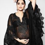 Sonam Kapoor Instagram - Kaftan life with my 👼 #everydayphenomenal💫 🧿 @rheakapoor Mumbai, Maharashtra