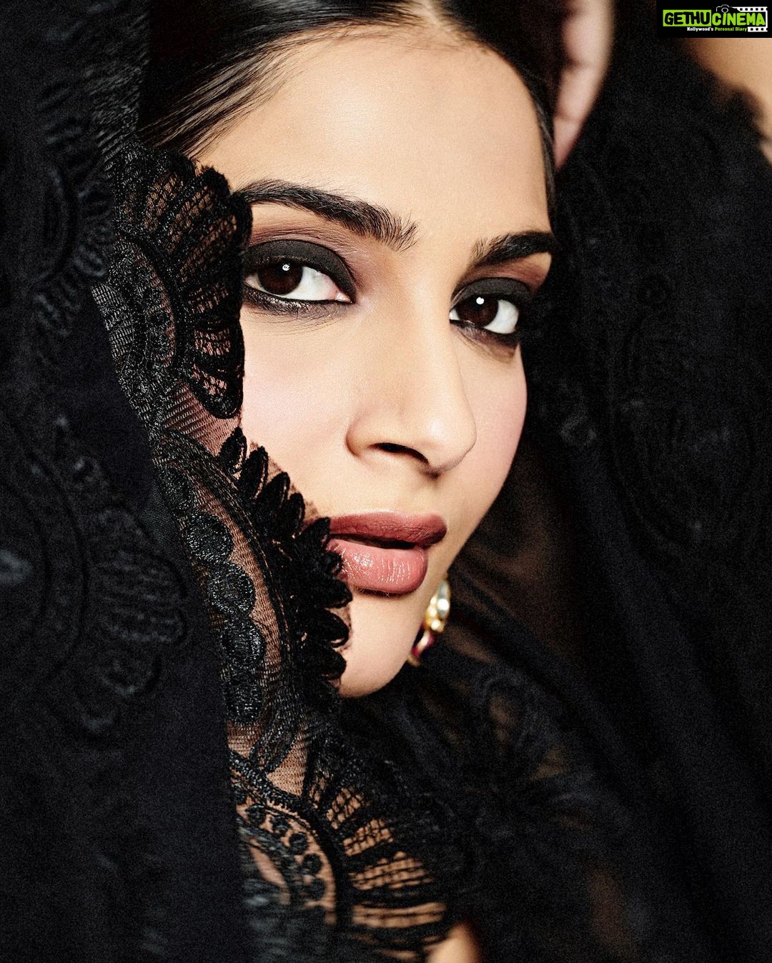 Sonam Kapoor Instagram - Kaftan life with my 👼 #everydayphenomenal💫 🧿 @rheakapoor Mumbai, Maharashtra