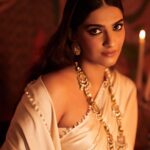 Sonam Kapoor Instagram - Last night for my @abujani1 birthday evening. In @abujanisandeepkhosla and @kapoor.sunita 💎 styled by my baby @rheakapoor @abhilashatd Mumbai, Maharashtra