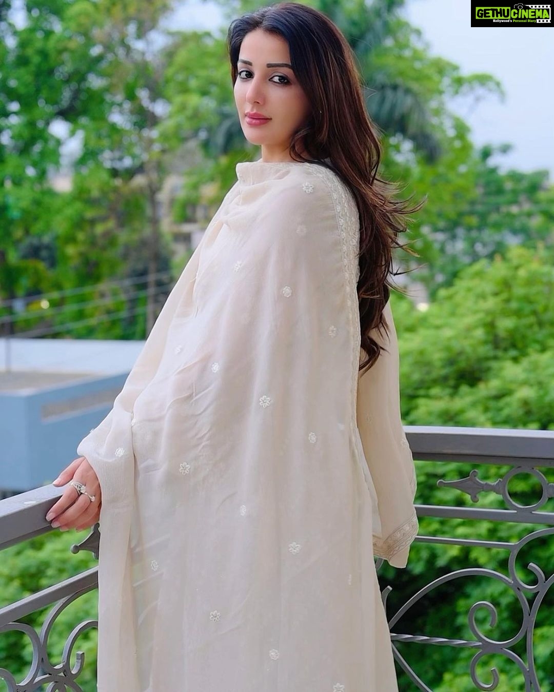 Sonia Mann Instagram - Parakh se pare hai… Ye shaksiyat meri… Mai onhi ke liye hu… Jo Kare kadr meri…😊❤️