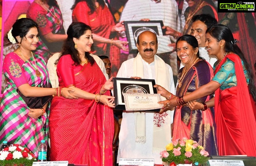 Sonu Gowda Instagram - Sanjeevini- Karnataka State Rural Livelihood Promotion Society, Govt. of Karnataka is conducted a National Level Mela called 'Sanjeevini SARAS' 8th April to 18 th April ,2022 at National Grounds, Basavangudi Bangalore . The 10-days mega event aims to provide a platform to women entrepreneurs belonging to self help groups from different parts of the country to display and sell their products. With over 300+ stalls, this event promises to display the skills, potential and hard work of our women from across Karnataka and different parts of the country. Shop from a wide range of exclusive products including handlooms, handicrafts, artefacts, garments, tribal products, decorative items, metallic products, earthen utensils, paintings, organic food items, spices, processed food products, soft toys, utility items, metal products, terracotta products, wooden products and so much more! please do visit and support the small scale industries.. the ladies were inspiring and the event was an eye opening, as a woman I felt proud and blessed to be part of this event. National College Grounds
