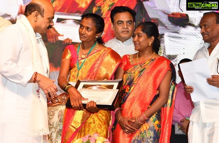 Sonu Gowda Instagram - Sanjeevini- Karnataka State Rural Livelihood Promotion Society, Govt. of Karnataka is conducted a National Level Mela called 'Sanjeevini SARAS' 8th April to 18 th April ,2022 at National Grounds, Basavangudi Bangalore . The 10-days mega event aims to provide a platform to women entrepreneurs belonging to self help groups from different parts of the country to display and sell their products. With over 300+ stalls, this event promises to display the skills, potential and hard work of our women from across Karnataka and different parts of the country. Shop from a wide range of exclusive products including handlooms, handicrafts, artefacts, garments, tribal products, decorative items, metallic products, earthen utensils, paintings, organic food items, spices, processed food products, soft toys, utility items, metal products, terracotta products, wooden products and so much more! please do visit and support the small scale industries.. the ladies were inspiring and the event was an eye opening, as a woman I felt proud and blessed to be part of this event. National College Grounds