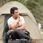 Sonu Sood Instagram - Ready ho jao mere saath Roadies journey in South Africa ke liye. Inn raaston par hum ek anokhi kahani likhenge. It's going to be an experience to remember! So, be sure to catch @infinixindia MTV Roadies Co-powered by @coinswitch_co @pareegirl @leverageedu & @lakmeindia starting 8th April, Fri-Sun at 7PM on @mtvindia @nbaindia @waiwai_noodles @ramsonsperfumes @bigmuscles_nutrition @ragecoffee_ @flyhighinstitutenagpur