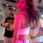Sophie Choudry Instagram – What rehearsing with my boys looks like🤩😜 #giglife #oantavaooantava #pushpa

#letsdance #dancereels #reelitfeelit #sophiechoudry #lovewhatyoudo #telugusongs 
Choreog by Vinod Sumeet
No copyright infringement intended