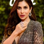 Sophie Choudry Instagram – Be a diamond in a rhinestone world.. precious & rare 💎 

Gown @rohitgandhirahulkhanna 
Jewels @popley.eternal 
Styling @tanimakhosla 
HMU @ambereenyusuf 
📸 @dreamdiariesindia 

#diamond #diamondearrings #diamondring #jewels #bling #glam #redcarpet #ootn #laterglam #sophiechoudry #glam #styleinspo #beautyinspo #tbt