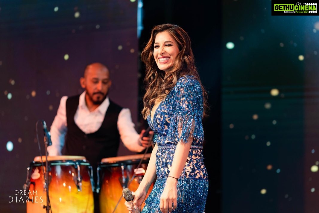 Sophie Choudry Instagram - Happy, Powerful, Alive💫 #stage #giglife #myhappyplace #gratitude #teamsophie #stagestyle #lovewhatyoudo #funtimes #sophiechoudry #doobey #levitating #uptownfunk #soundcheck #bts No copyright infringement intended. Cover versions with my live band.