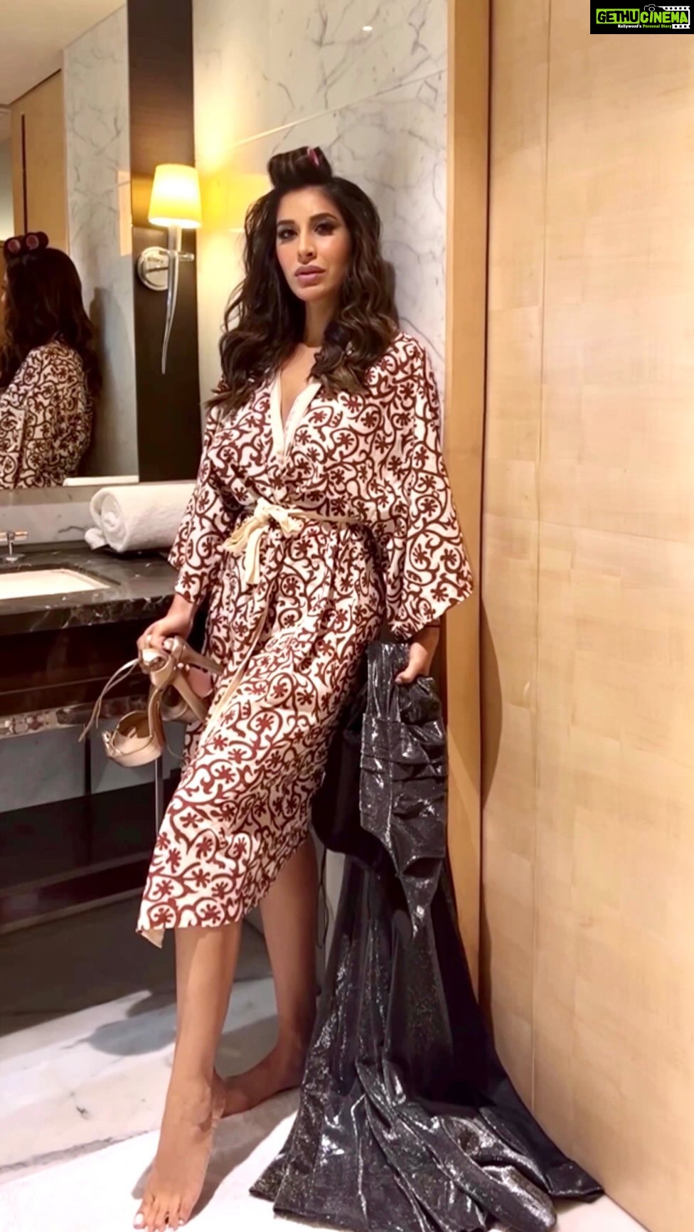 Sophie Choudry Instagram - How I get ready to host Grazia🤩#gma2022 #graziamillennialawards2022 Outfit @gabycharbachy Styling @mohitrai Makeup @makeupbyriddhima Hair @sheetal_f_khan #reels #transformation #host #glam #reelitfeelit #sophiechoudry #aboutlastnight